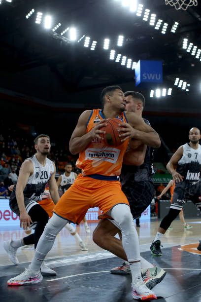 但她在国际 但她在国际